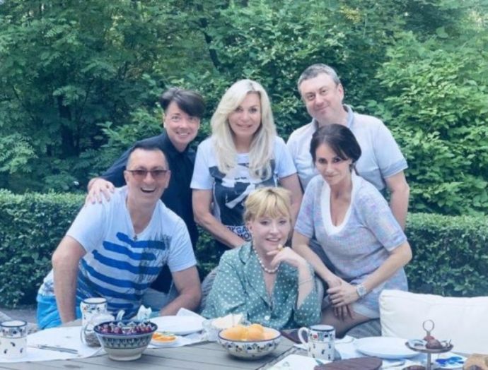 «Да она высохла!»: сильно похудевшая Алла Пугачева пришла в гости к больному Валентину Юдашкину